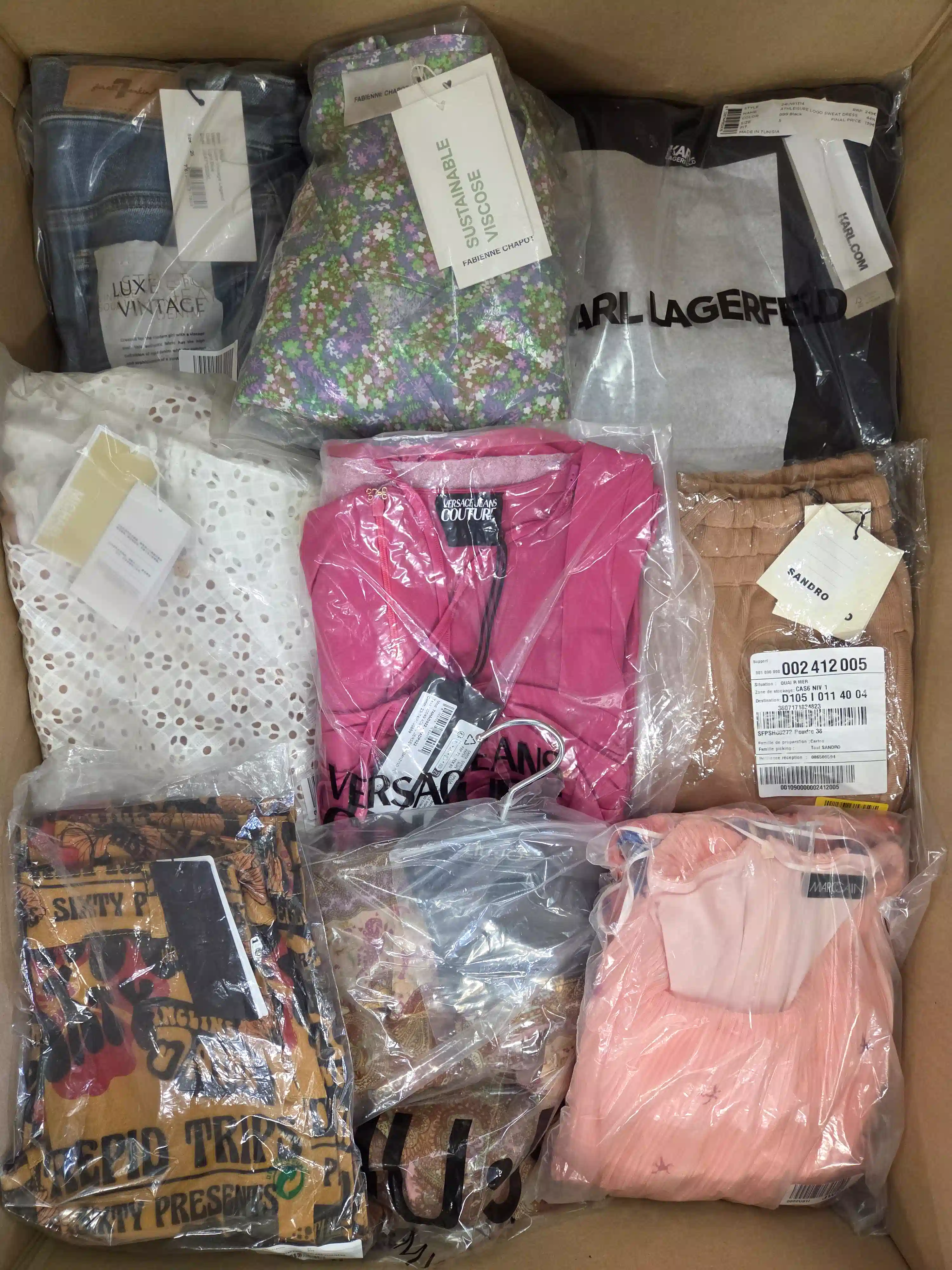 AP975 3 The photo shows a package with clothing in the category AP.