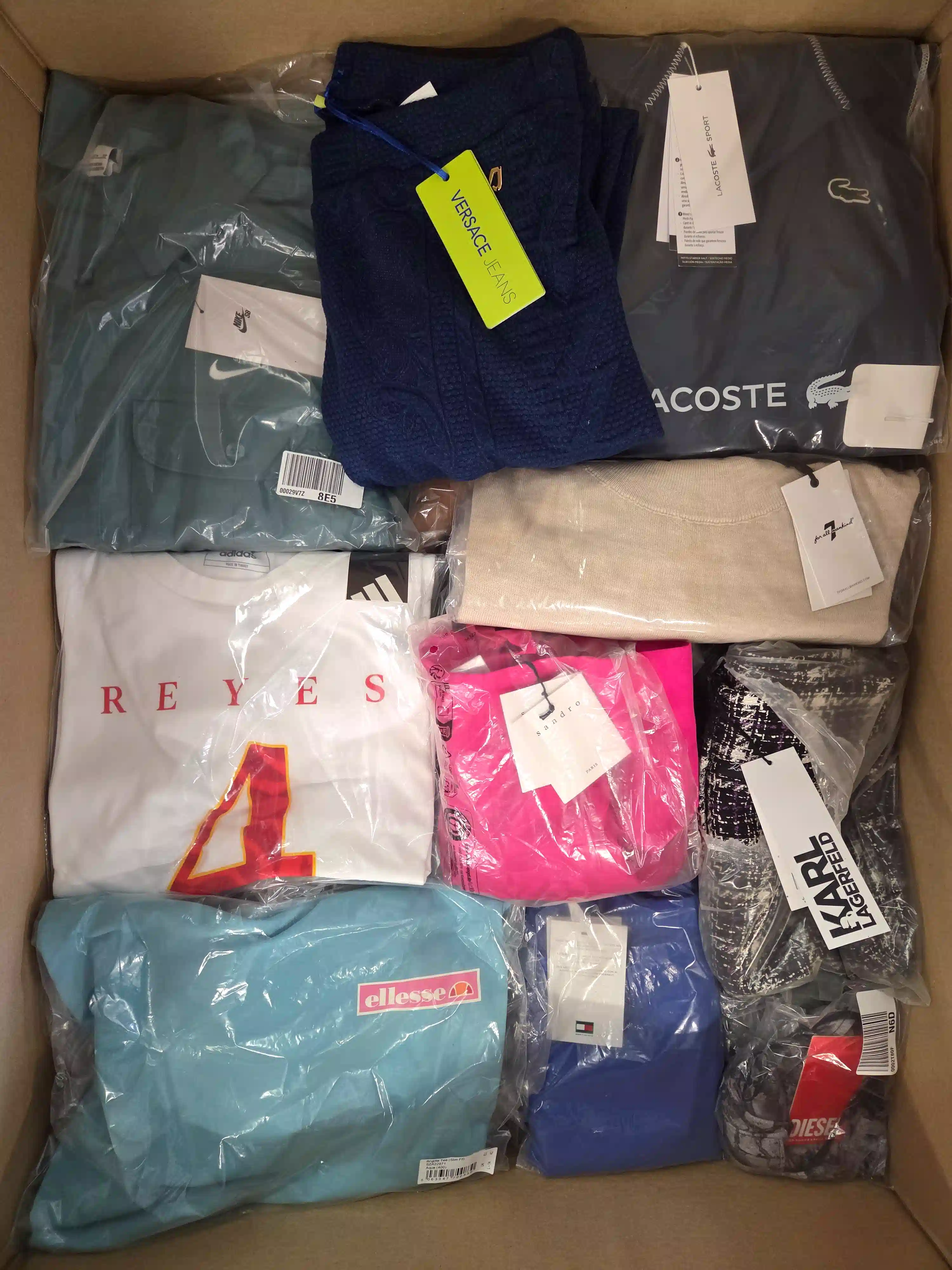 AP978 3 The photo shows a package with clothing in the category AP.
