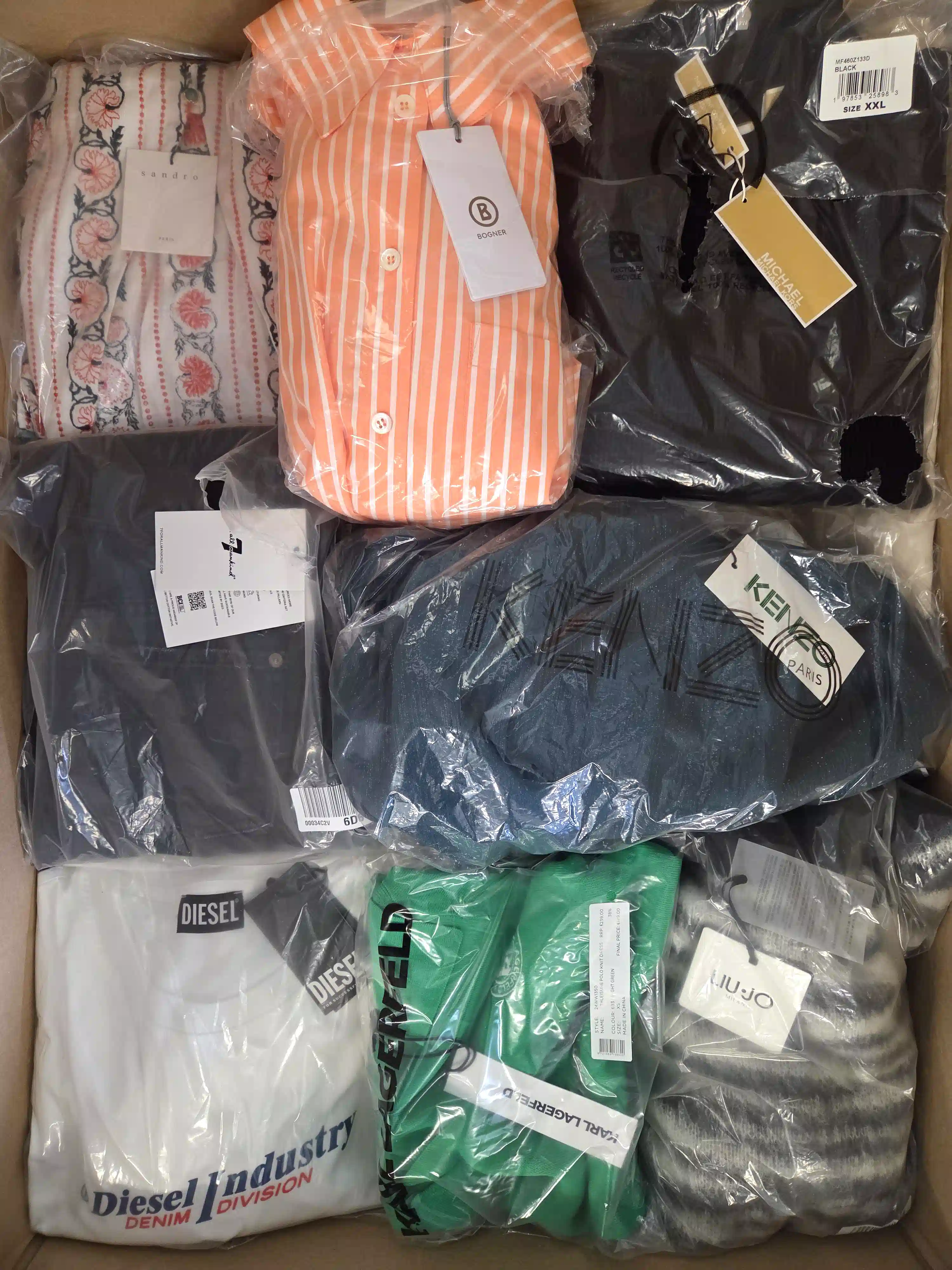 AP979 3 The photo shows a package with clothing in the category AP.