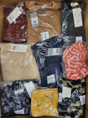 The photo shows a package with clothing in the category YA.
