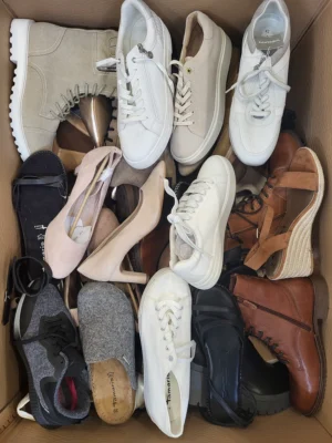The photo shows a package with clothing in the category B.