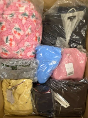 The photo shows a package with clothing in the category C.