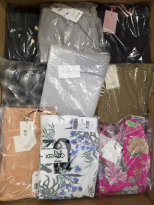 The photo shows a package with clothing in the category AP.
