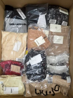 The photo shows a package with clothing in the category AP.