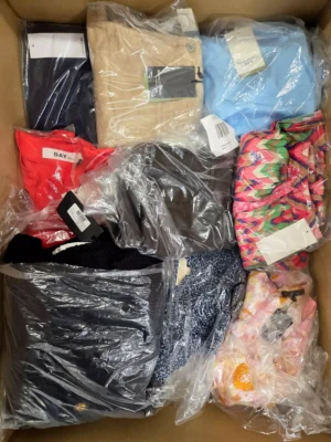The photo shows a package with clothing in the category AP.