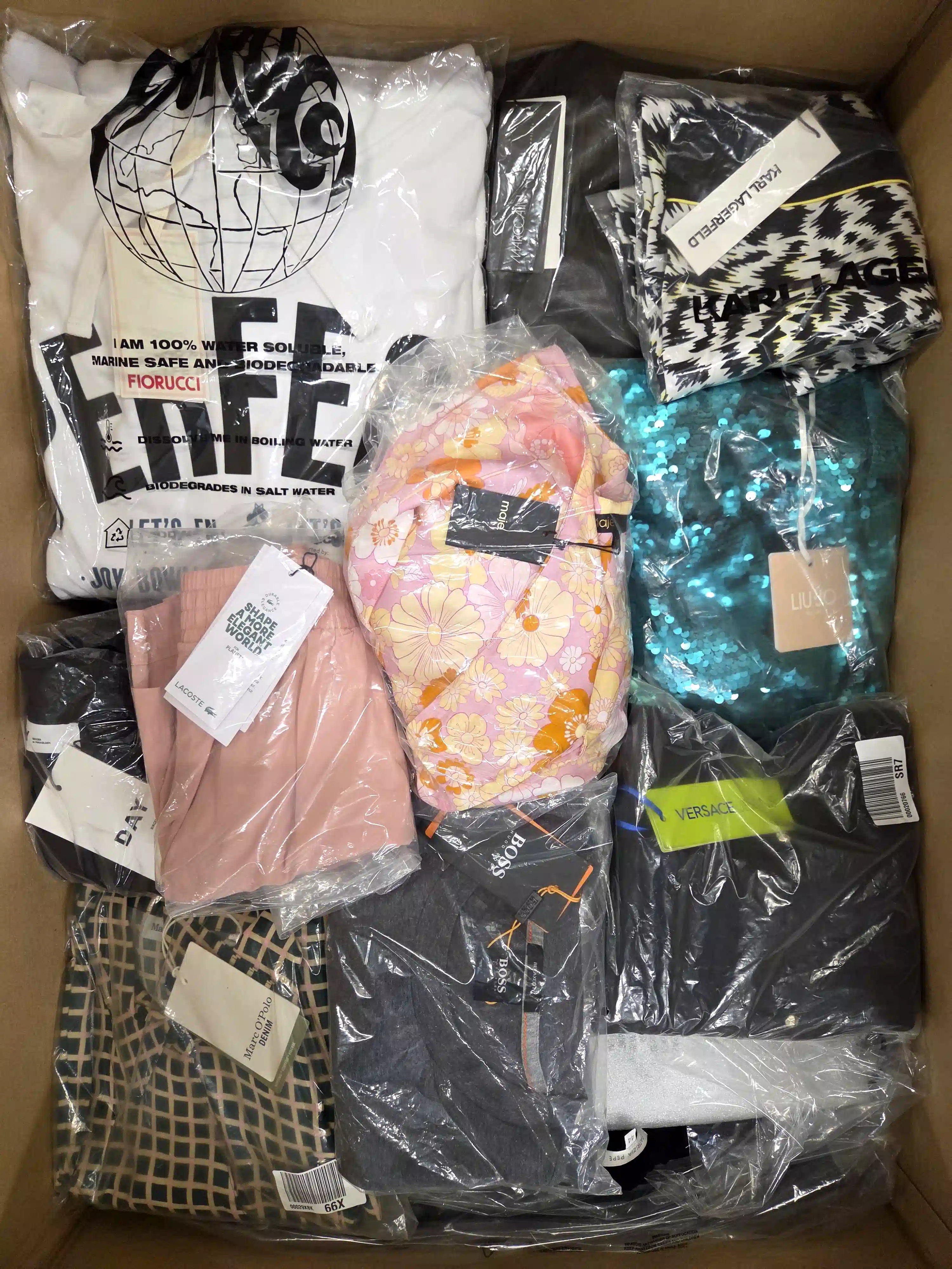 AP1050 3 The photo shows a package with clothing in the category AP.