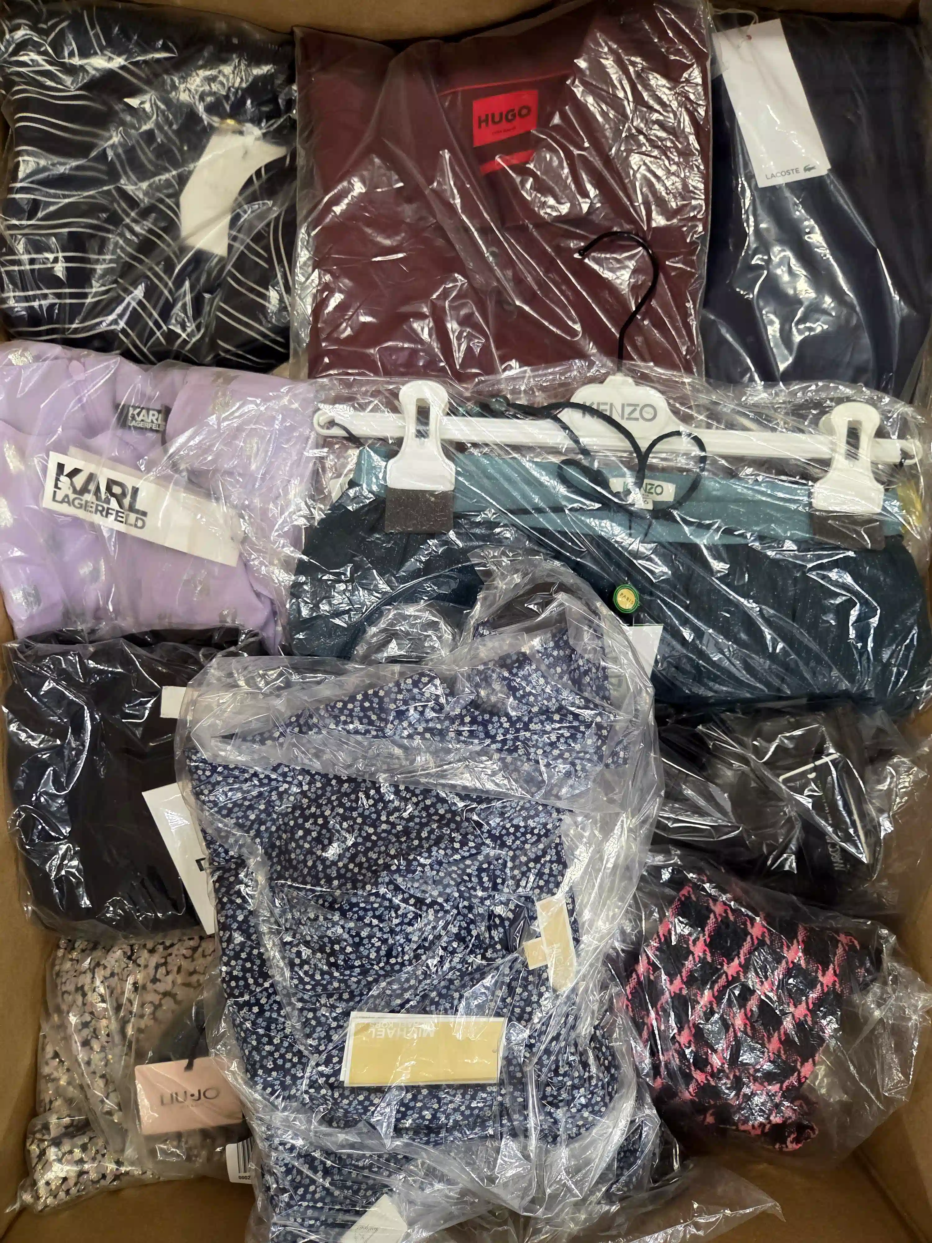 AP1051 3 The photo shows a package with clothing in the category AP.