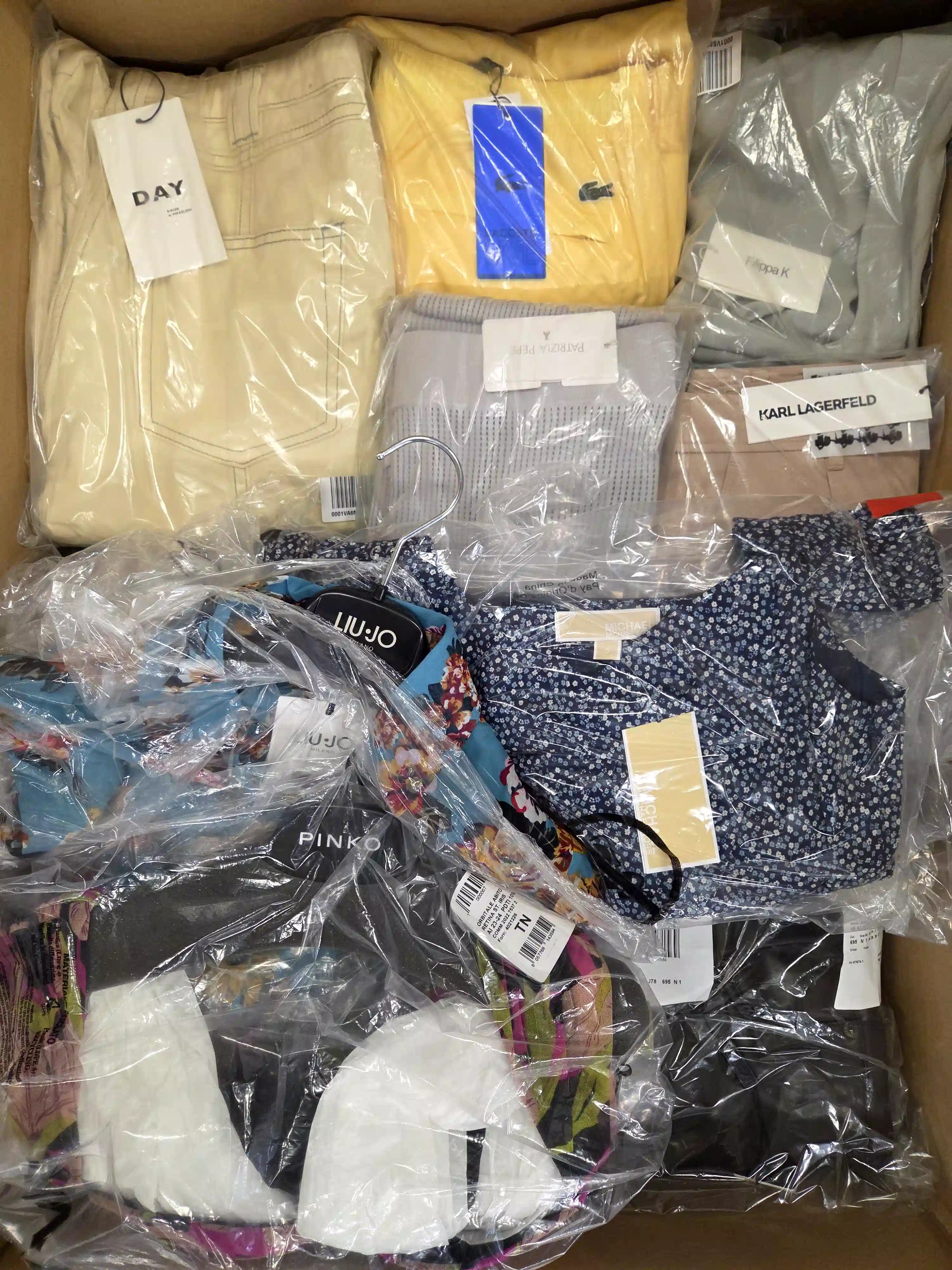 AP1052 3 The photo shows a package with clothing in the category AP.