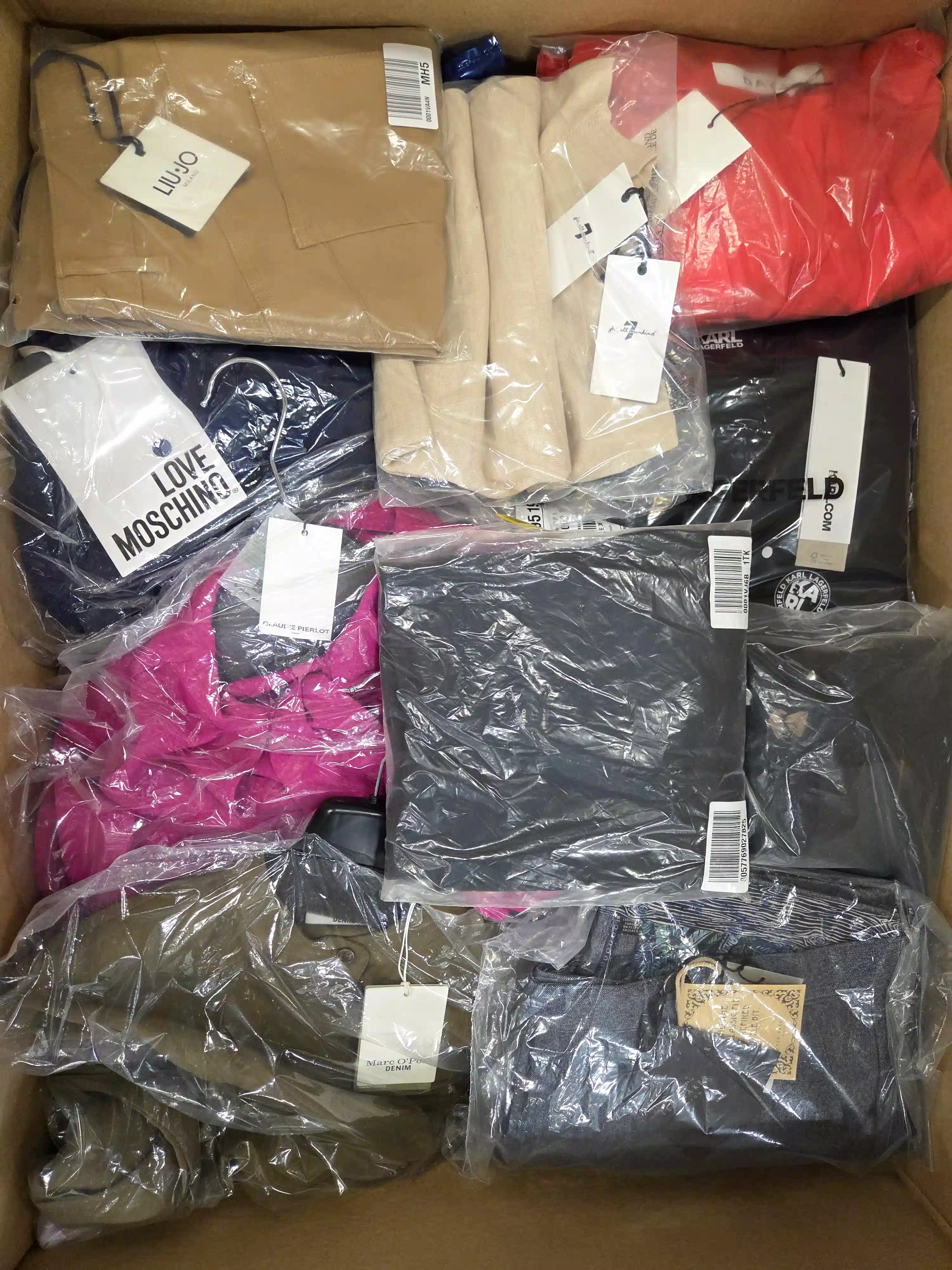 AP1058 3 The photo shows a package with clothing in the category AP.