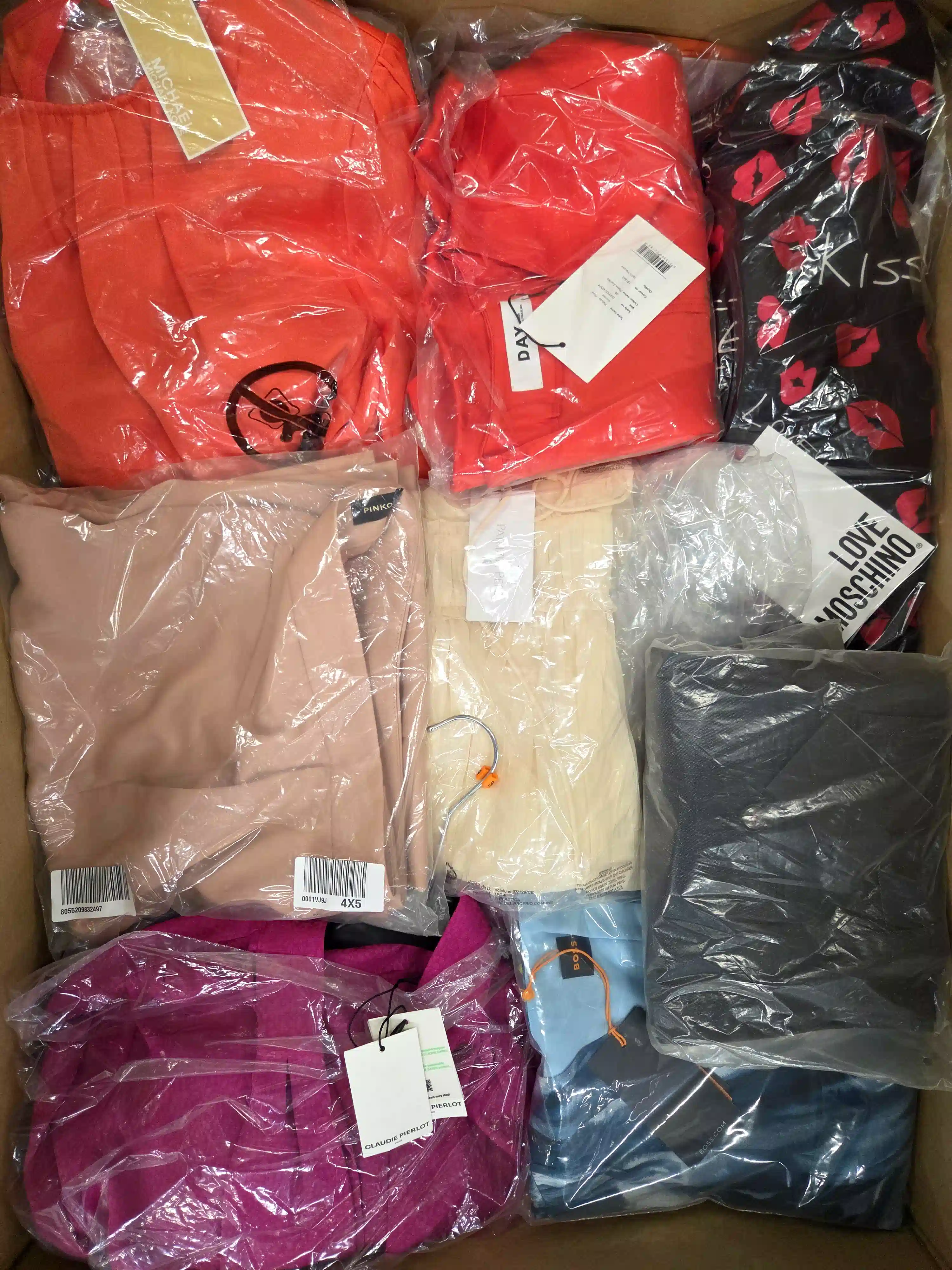 AP1059 2 The photo shows a package with clothing in the category AP.