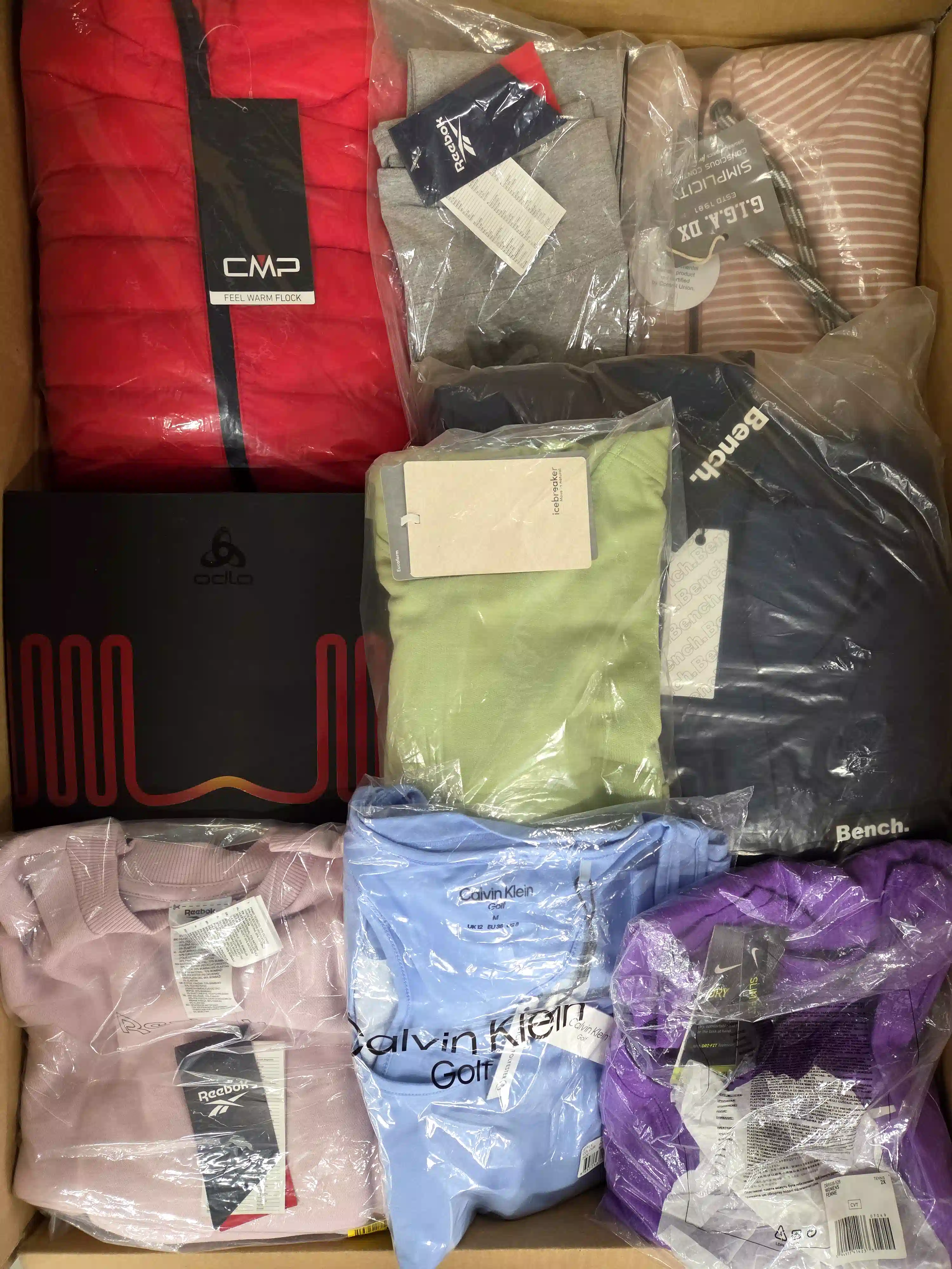 APS105 3 The photo shows a package with clothing in the category AP.