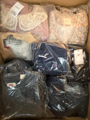 The photo shows a package with clothing in the category C.