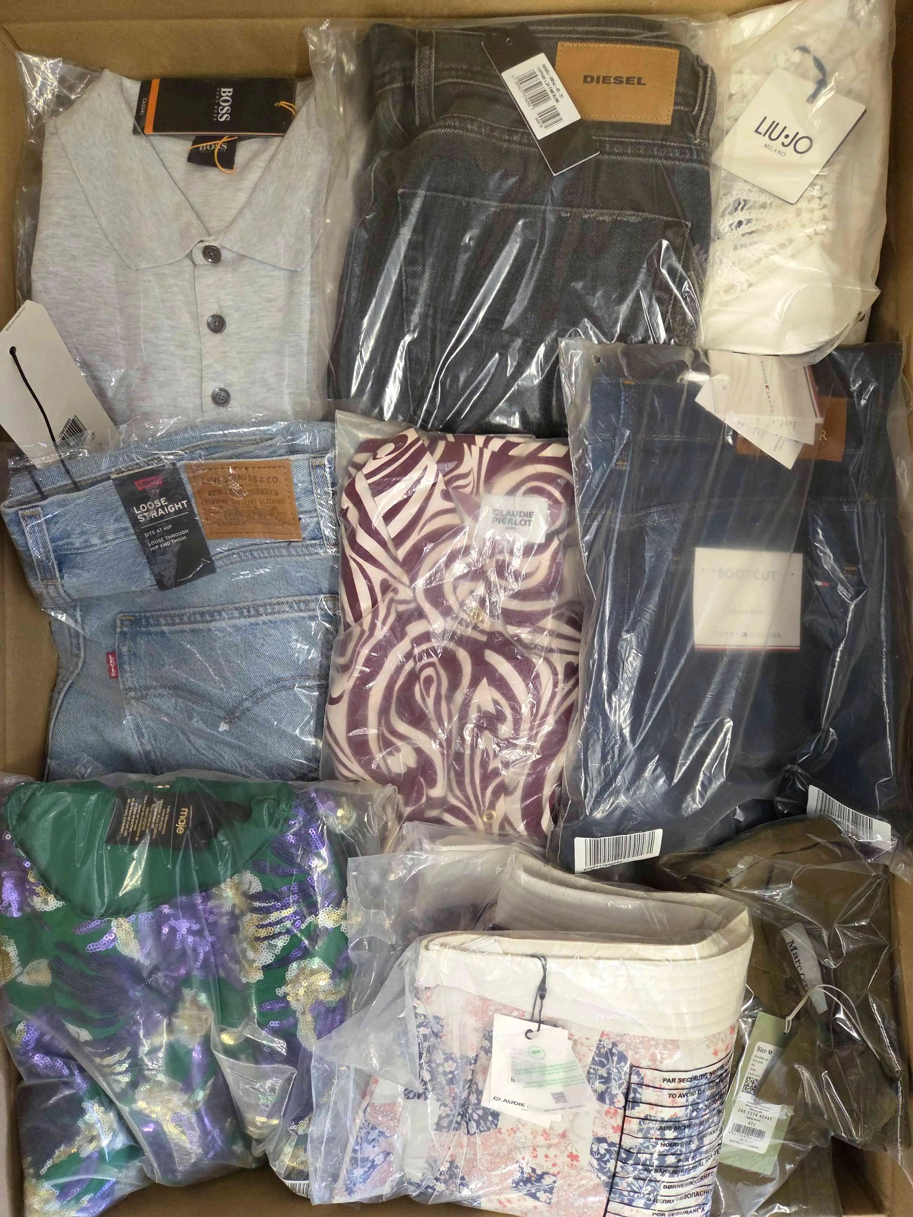 A1062 3 The photo shows a package with clothing in the category A.