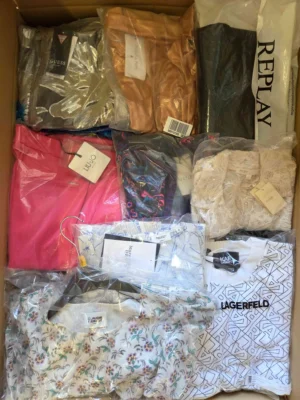 The photo shows a package with clothing in the category A.