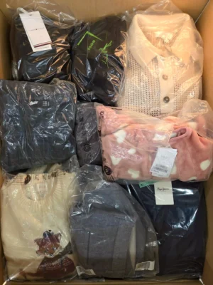 The photo shows a package with clothing in the category C.