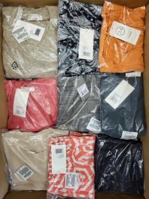The photo shows a package with clothing in the category YA.