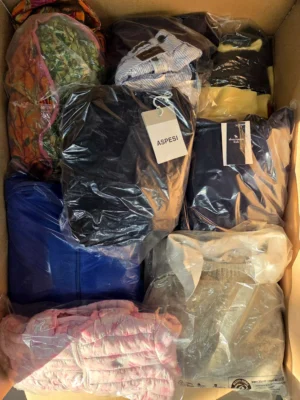The photo shows a package with clothing in the category C.