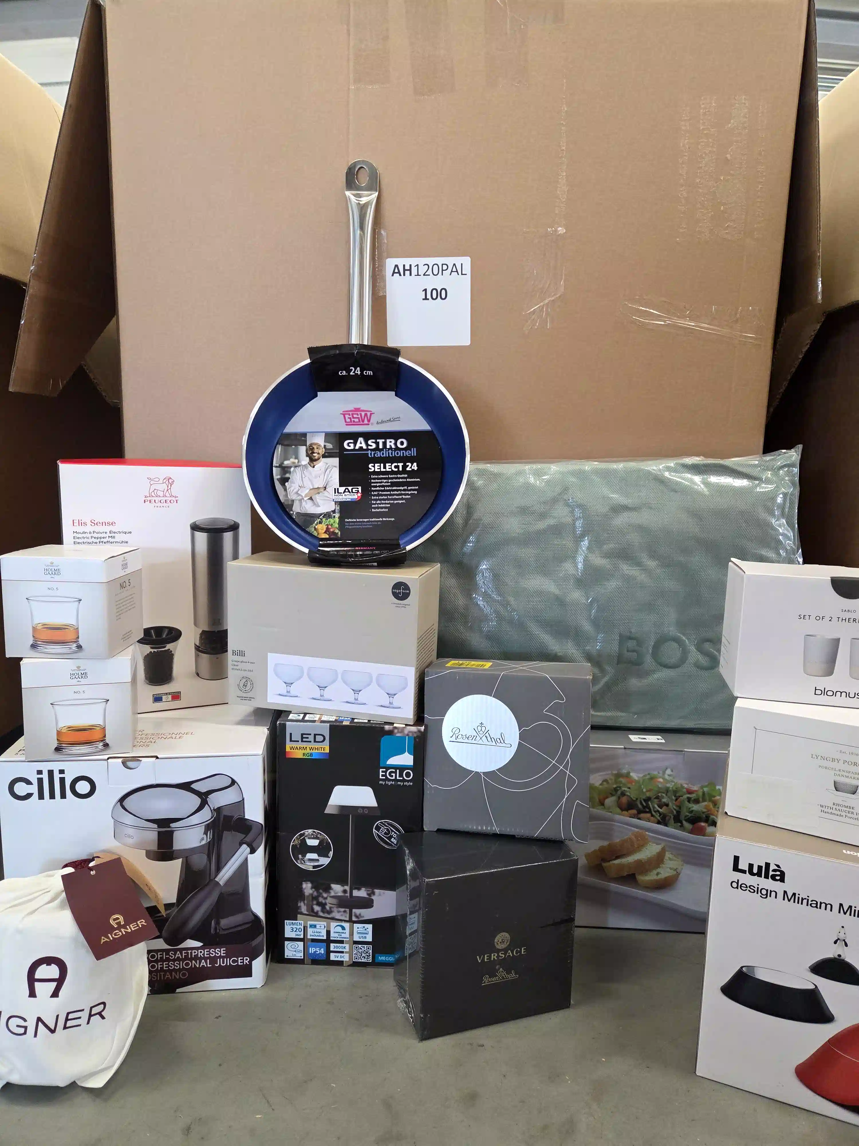 AH120 3 The photo shows a package with clothing in the category A.
