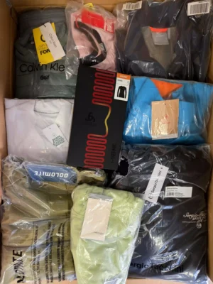 The photo shows a package with clothing in the category AP.