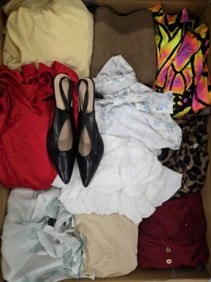 The photo shows a package with clothing in the category BSN.