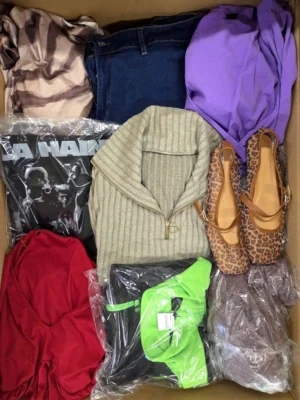 The photo shows a package with clothing in the category BSN.