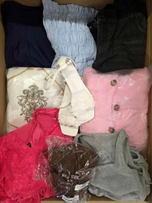 The photo shows a package with clothing in the category BSN.