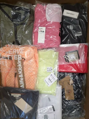 The photo shows a package with clothing in the category AP.