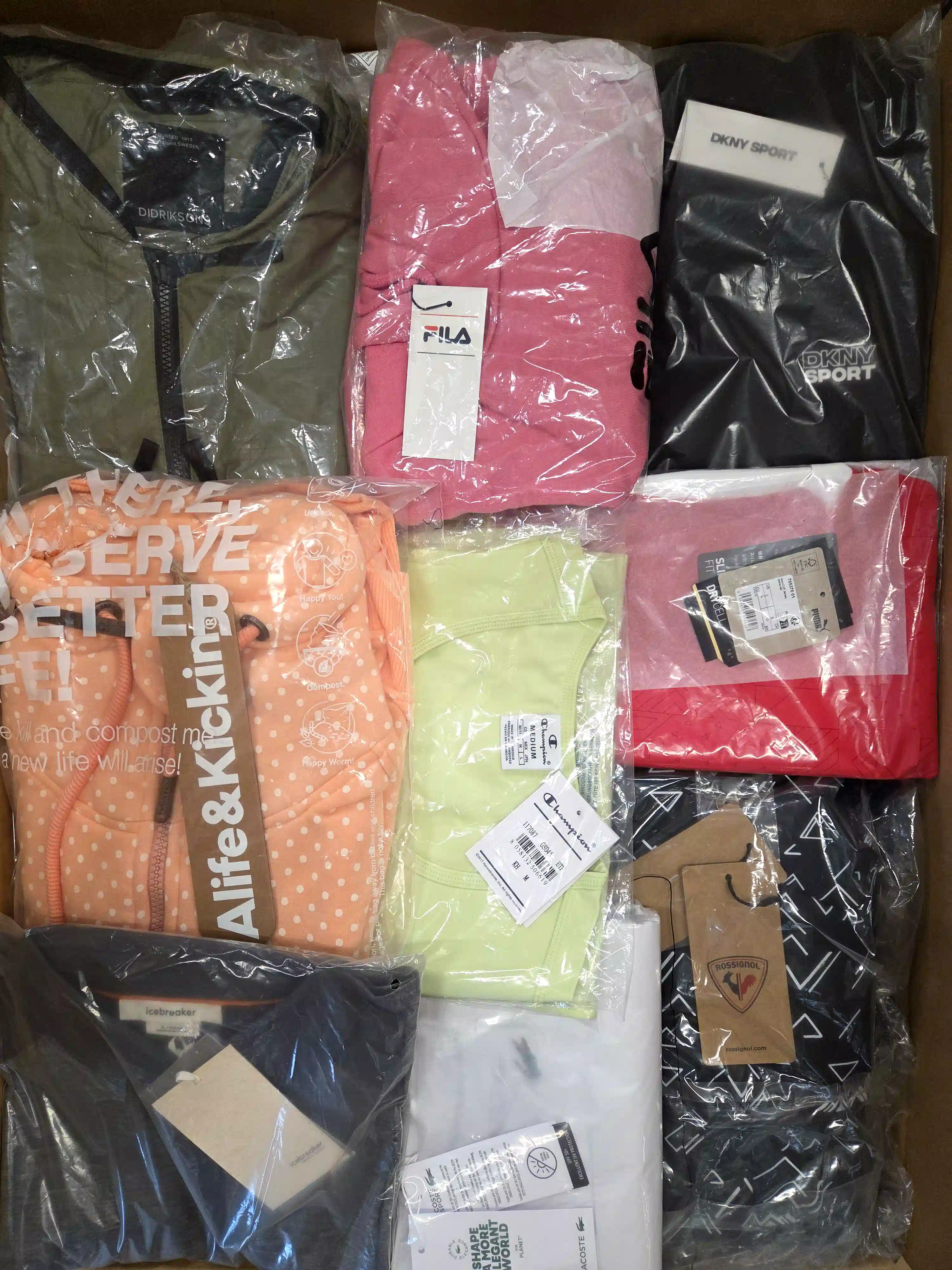 APS132 3 The photo shows a package with clothing in the category AP.