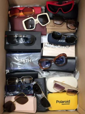 The picture shows a package with accessories in the category SG.