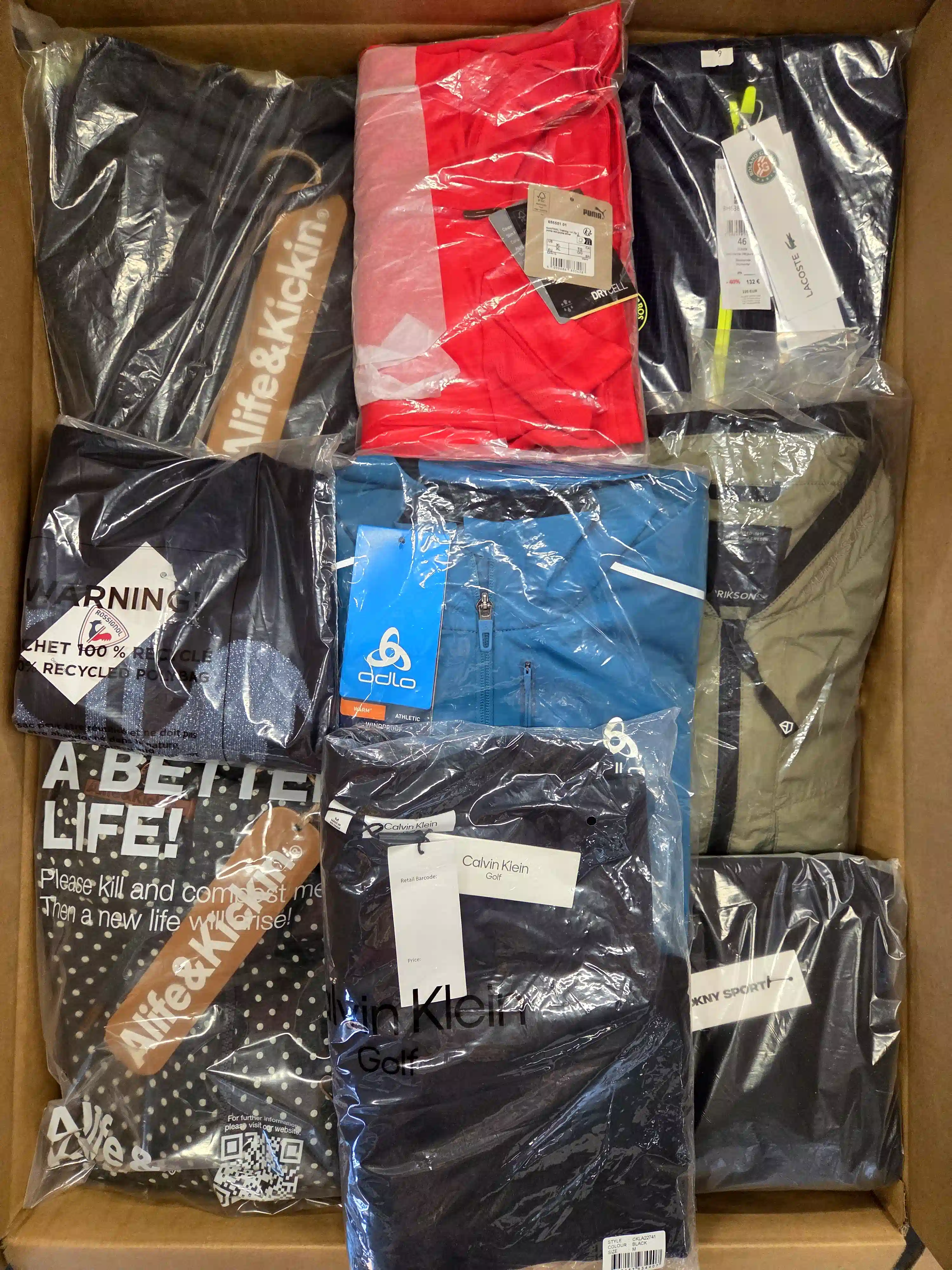 APS133 3 The photo shows a package with clothing in the category AP.