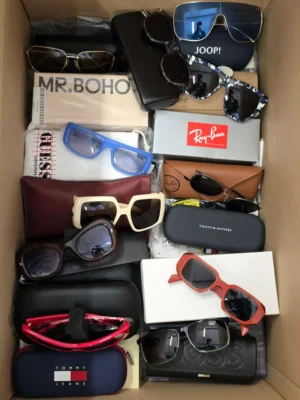 The picture shows a package with accessories in the category SG.