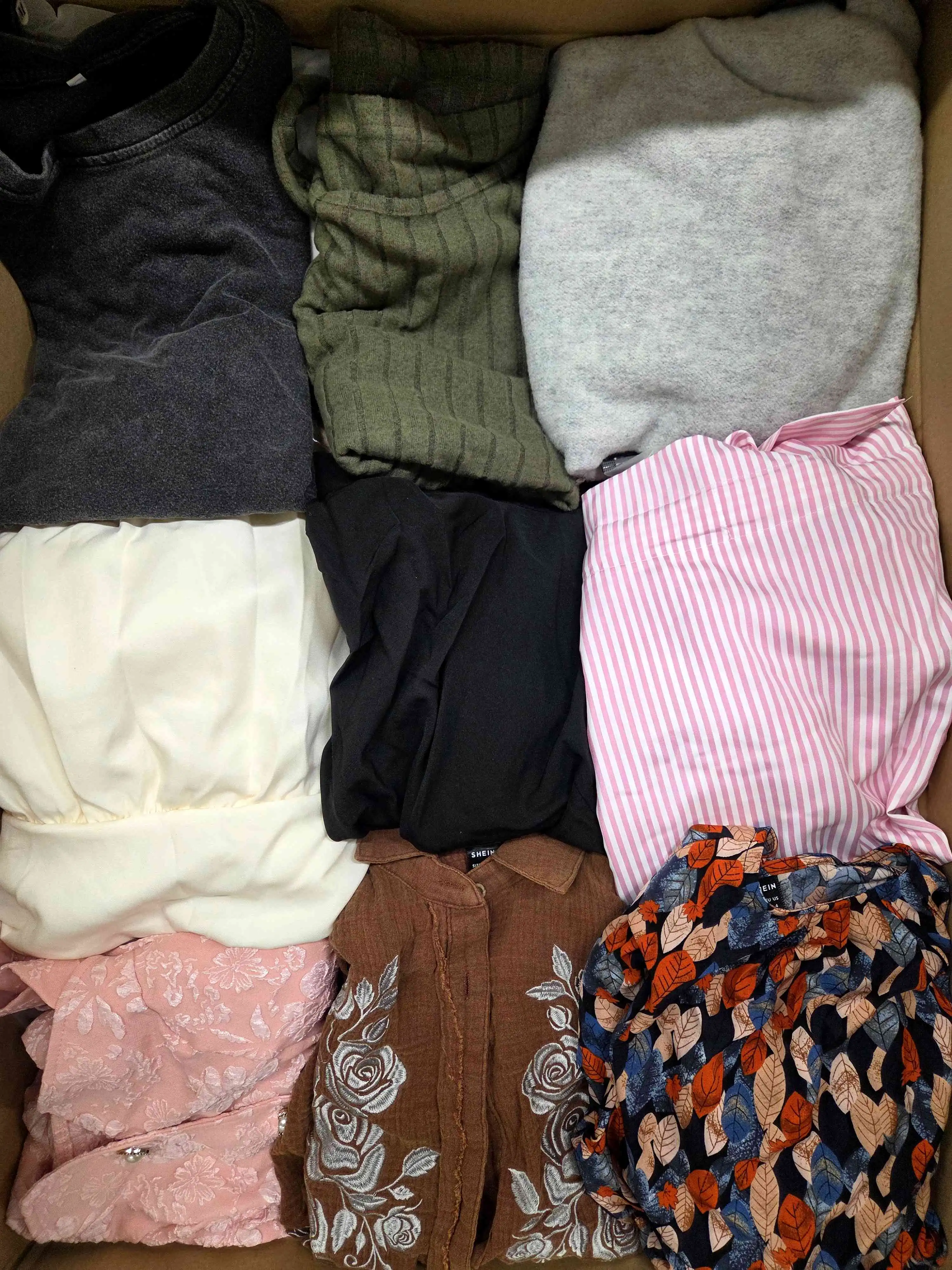 BSN1340 3 The photo shows a package with clothing in the category BSN.