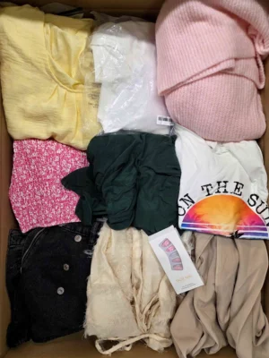 The photo shows a package with clothing in the category BSN.