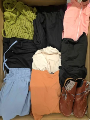 The photo shows a package with clothing in the category BSN.
