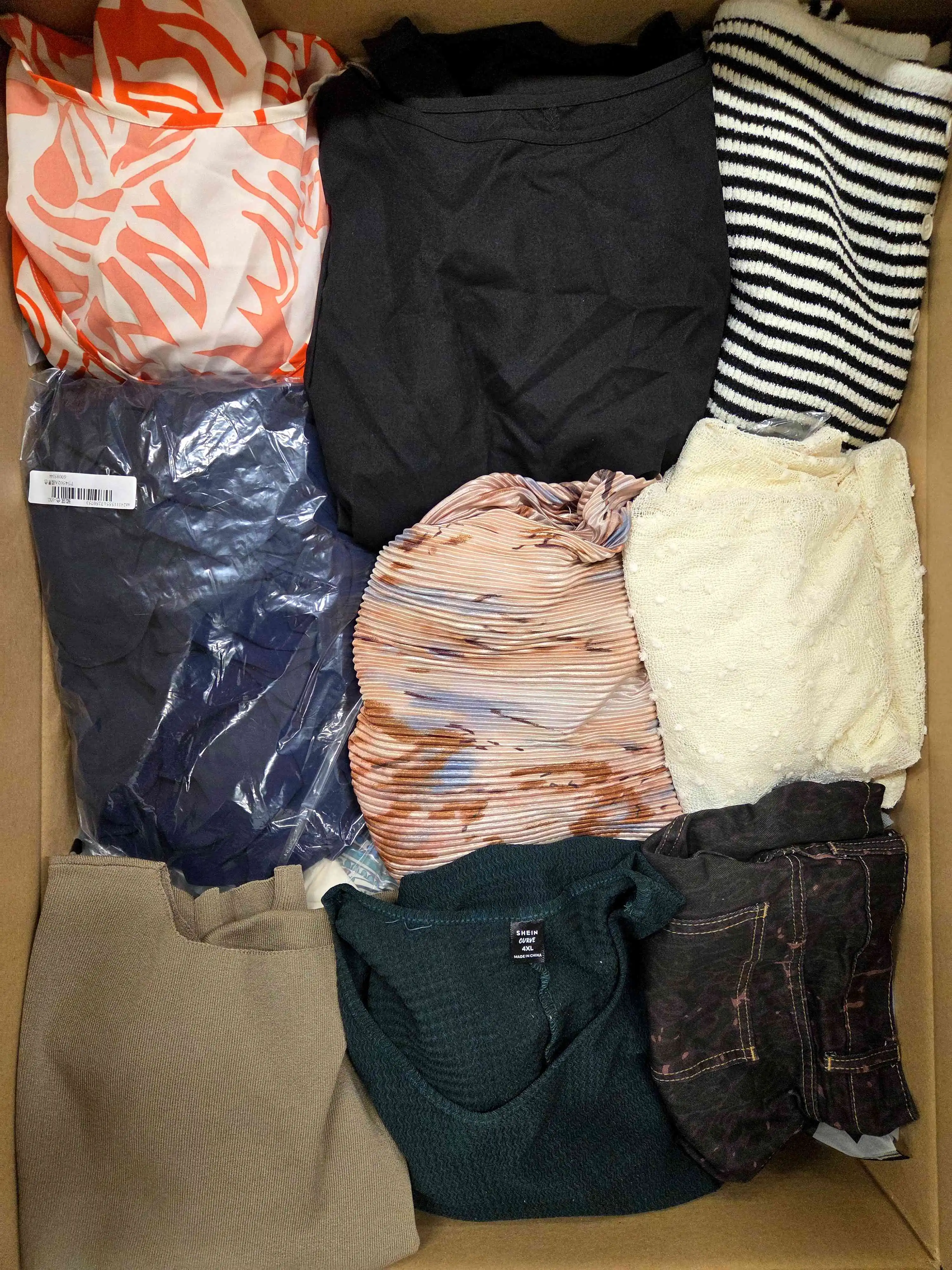 BSN1344 3 The photo shows a package with clothing in the category BSN.