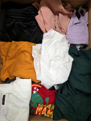 The photo shows a package with clothing in the category BSN.
