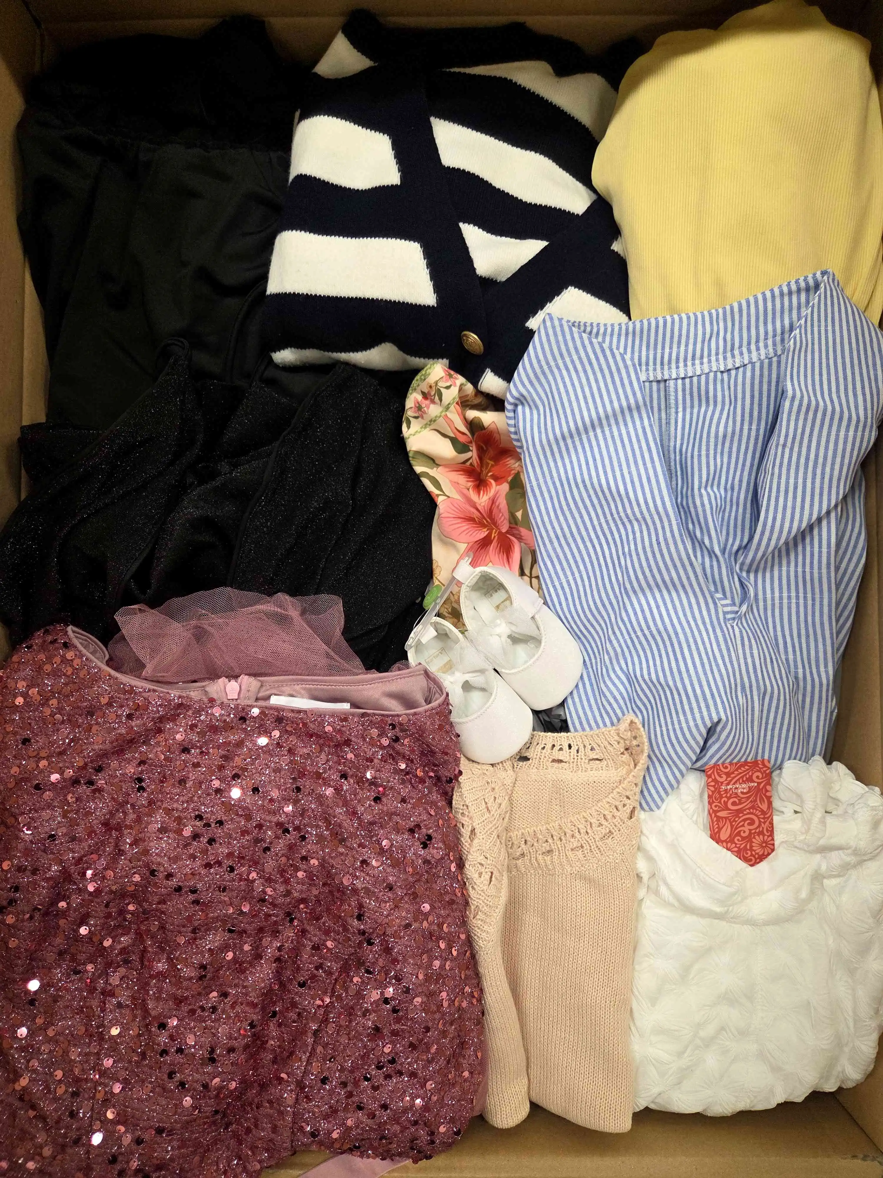 BSN1349 2 The photo shows a package with clothing in the category BSN.