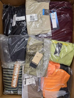 The photo shows a package with clothing in the category AP.
