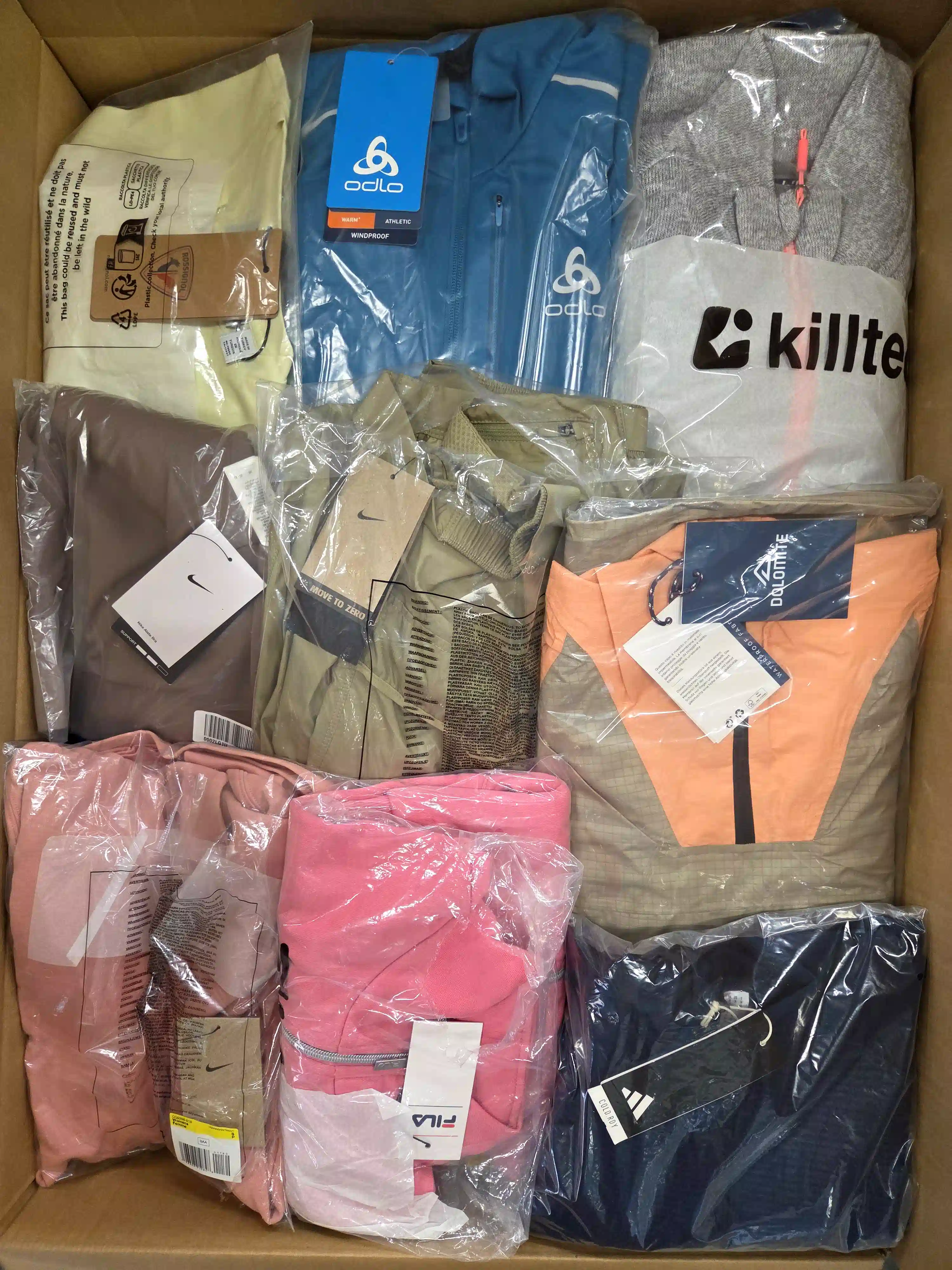 APS137 3 The photo shows a package with clothing in the category AP.