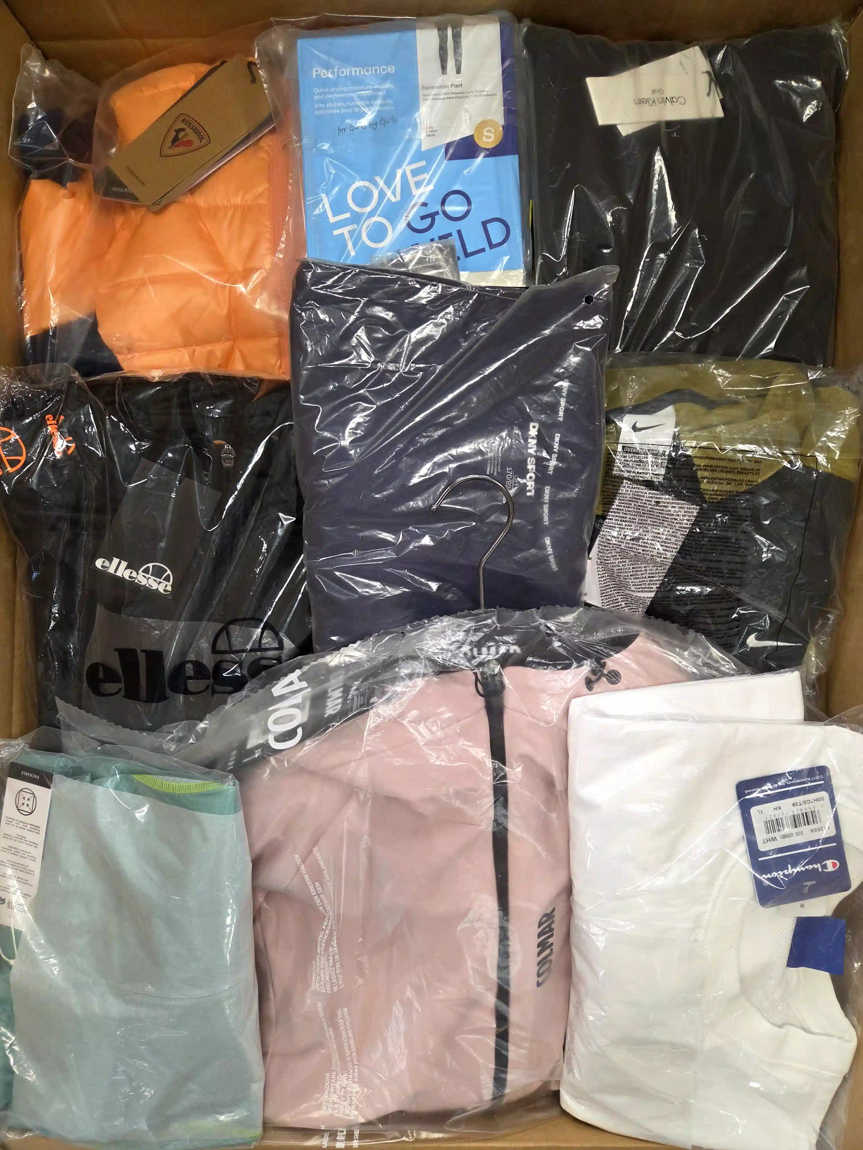 APS138 3 The photo shows a package with clothing in the category AP.