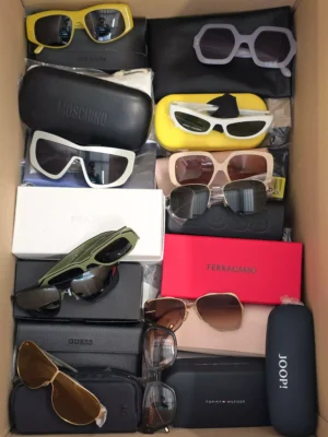 The picture shows a package with accessories in the category SG.