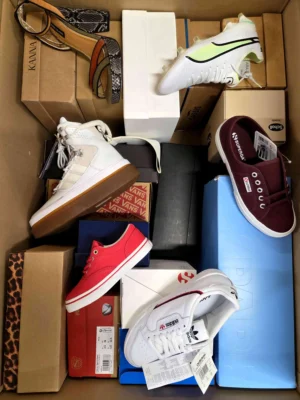 The photo shows a package with footwear in the category AS.