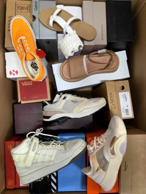 The photo shows a package with footwear in the category AS.