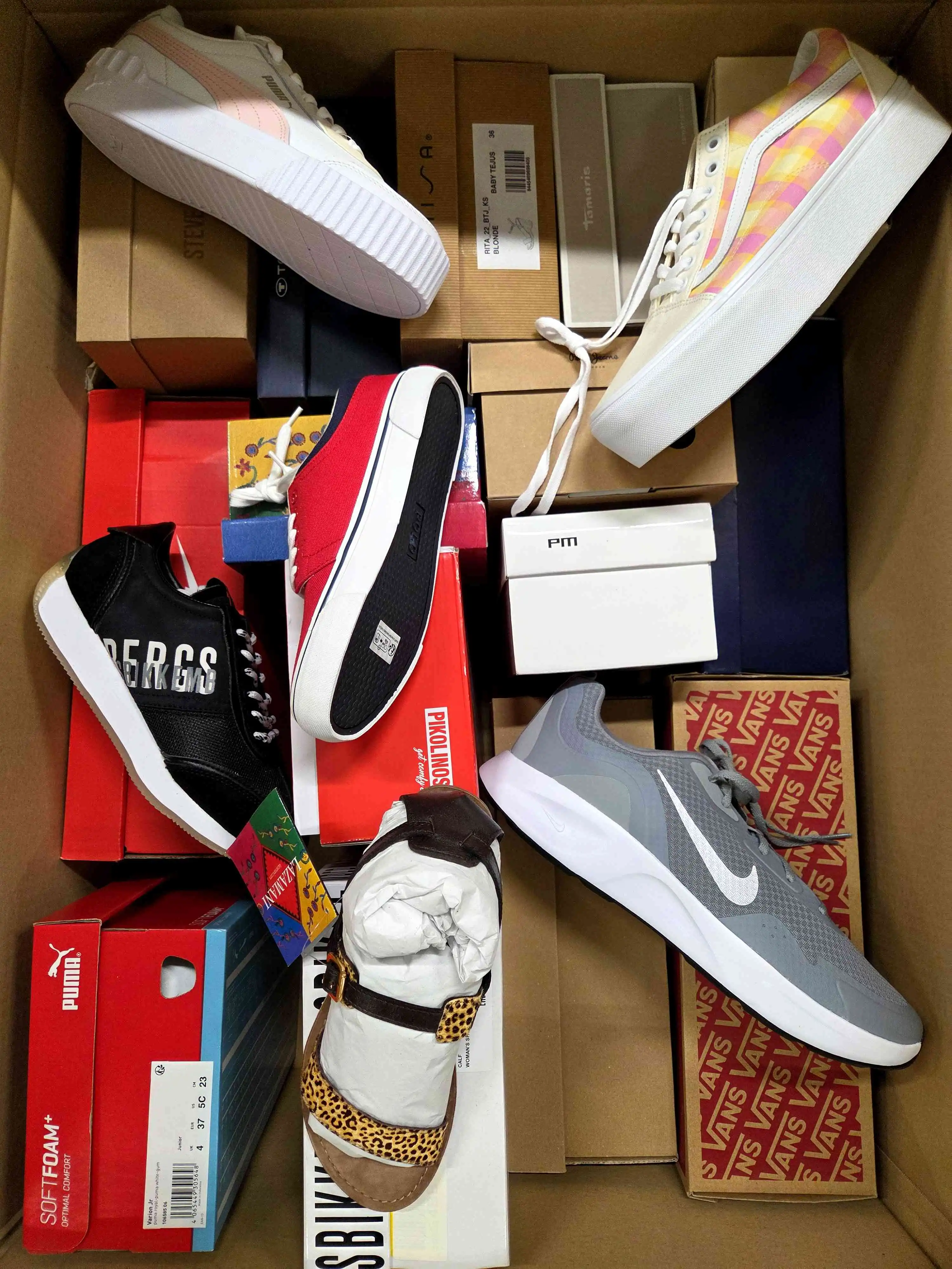 AS1433 3 The photo shows a package with footwear in the category AS.