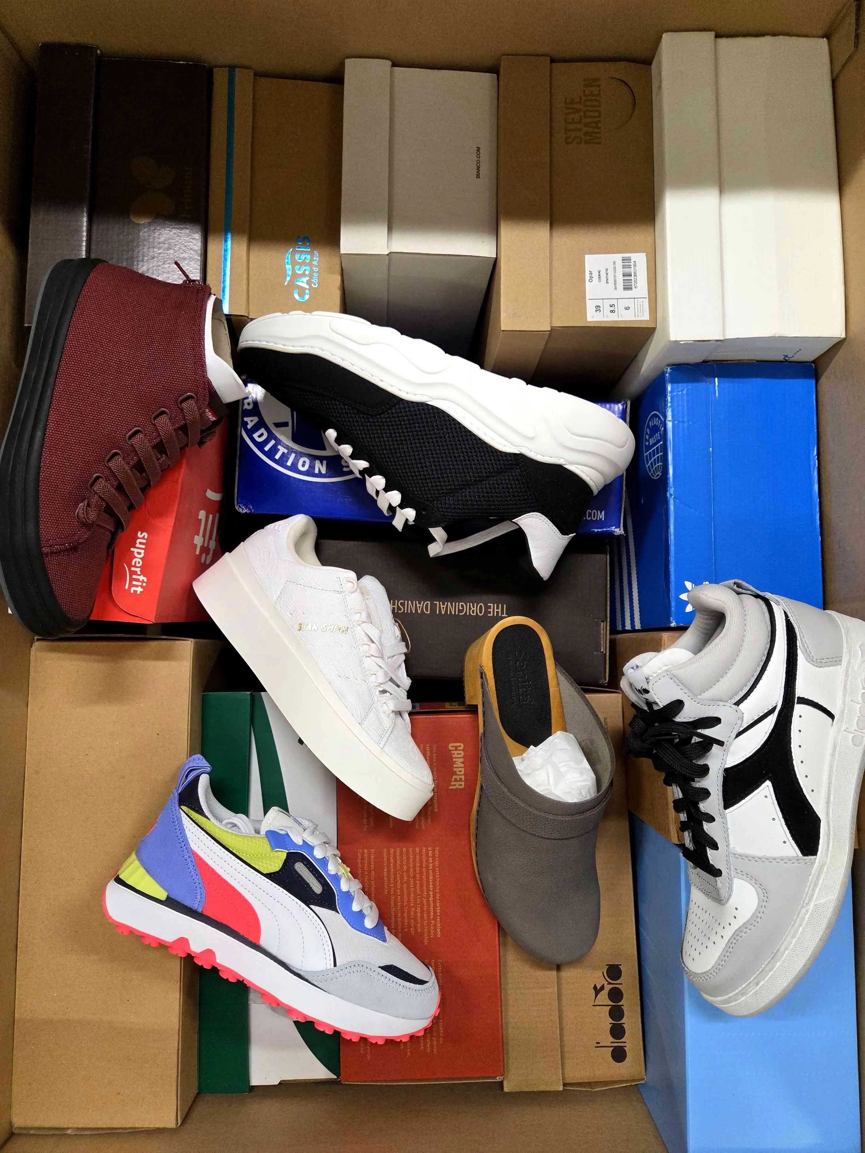 AS1434 3 The photo shows a package with footwear in the category AS.