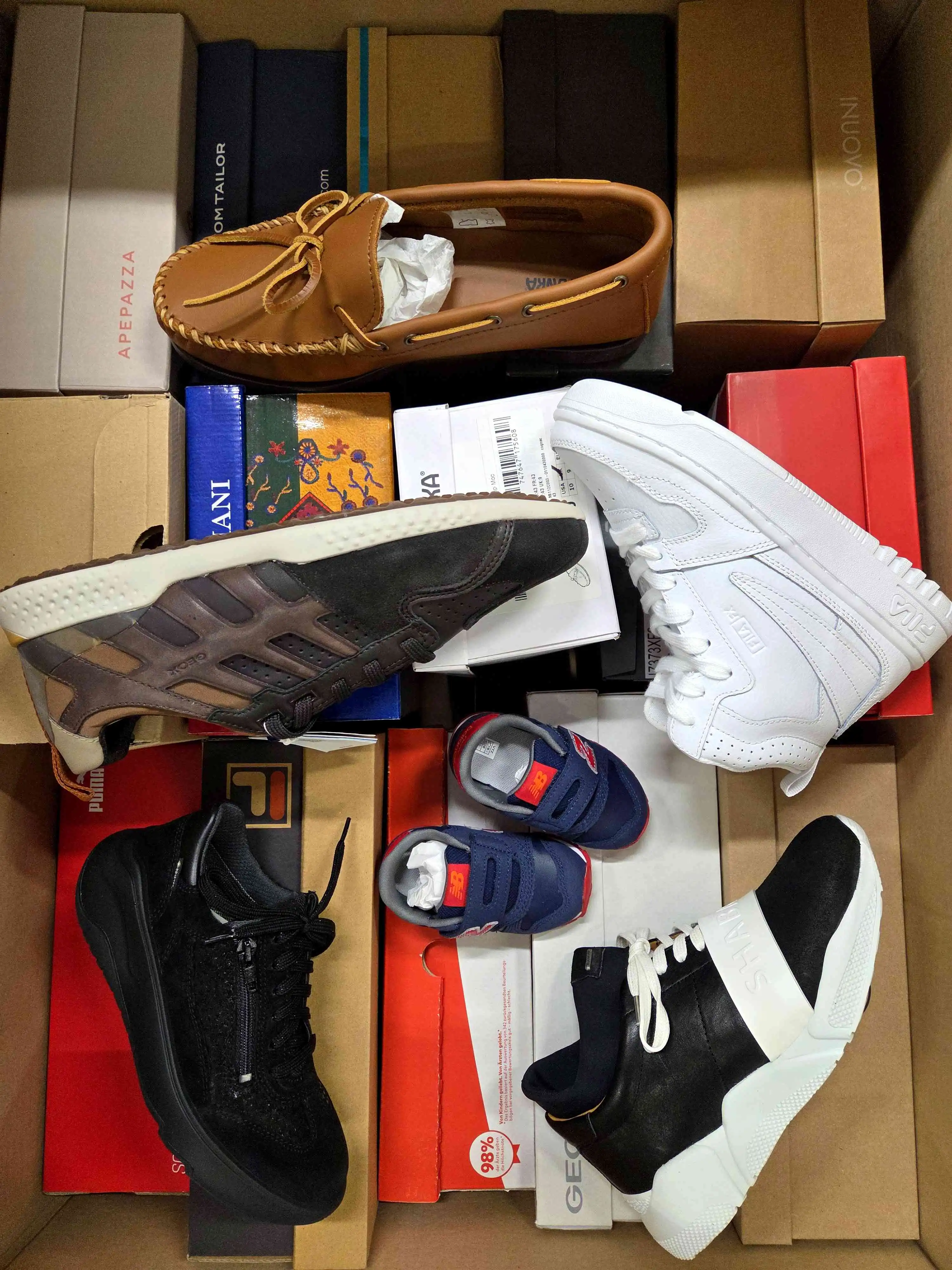 AS1435 3 The photo shows a package with footwear in the category AS.