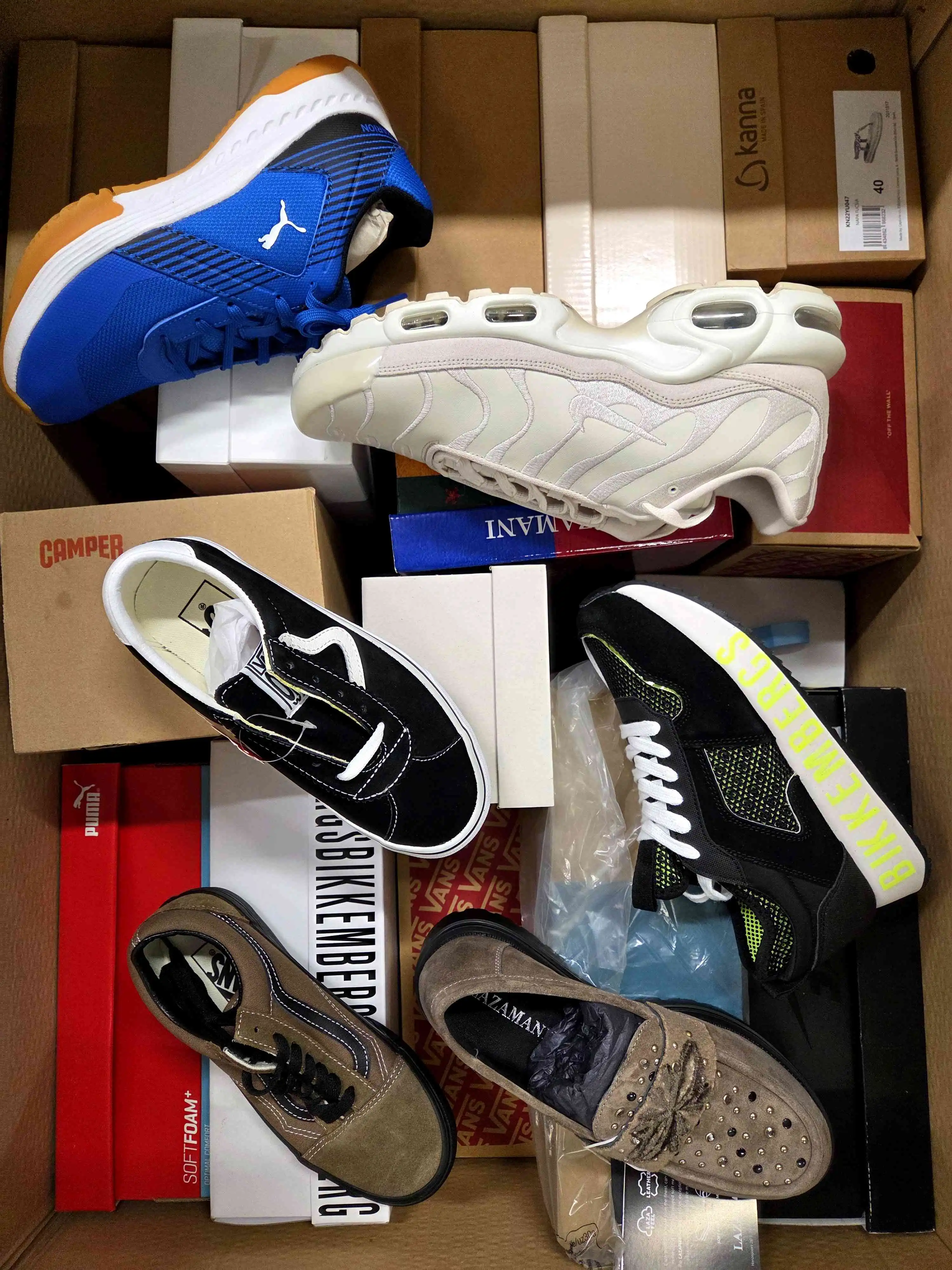 AS1437 3 The photo shows a package with footwear in the category AS.