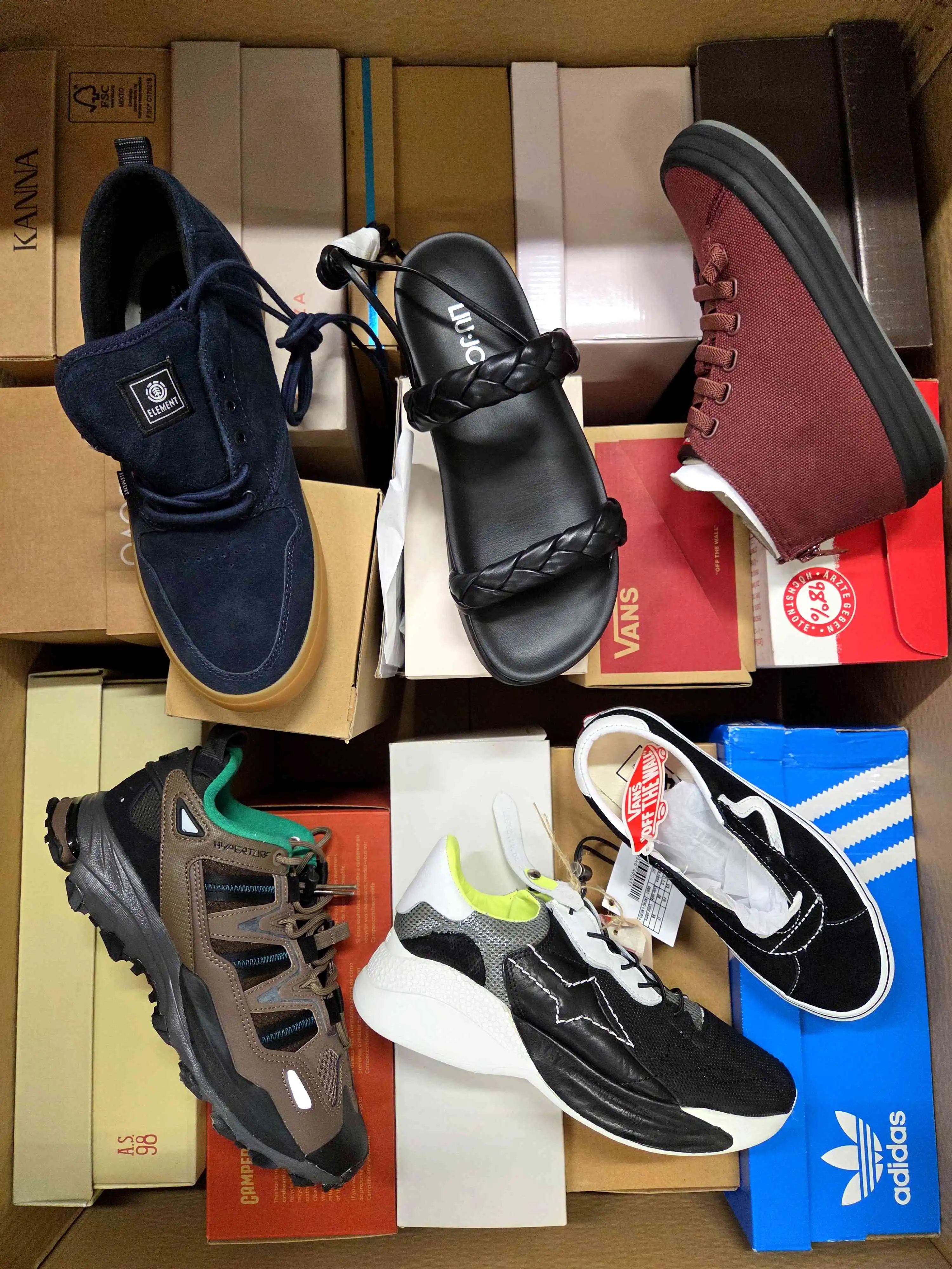 AS1438 3 The photo shows a package with footwear in the category AS.