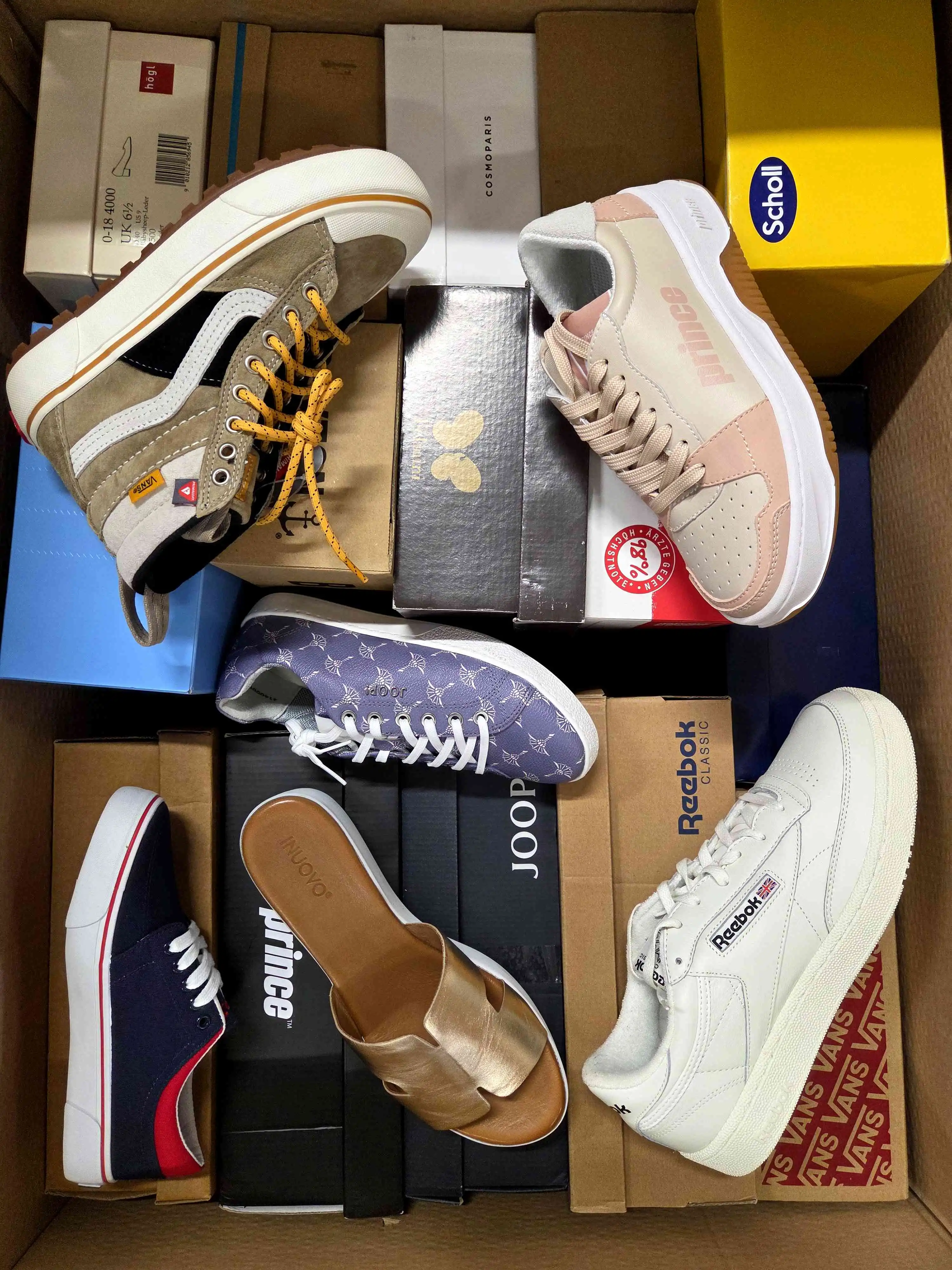 AS1440 3 The photo shows a package with footwear in the category AS.