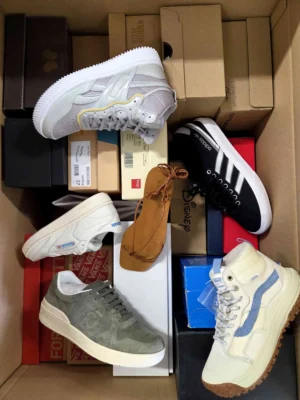 The photo shows a package with footwear in the category AS.